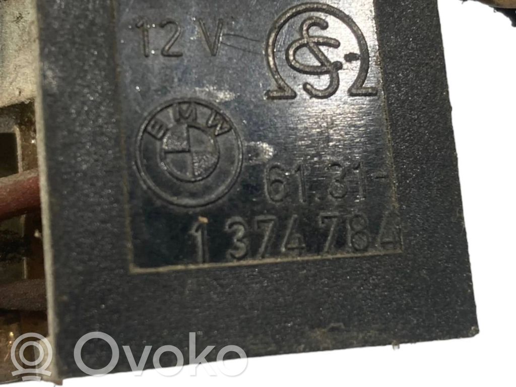 Priekšpusē turētājs / kronšteins ārējam atvēršanas rokturim