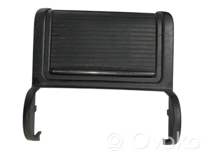 Pelnutrauks (aizmugurē)