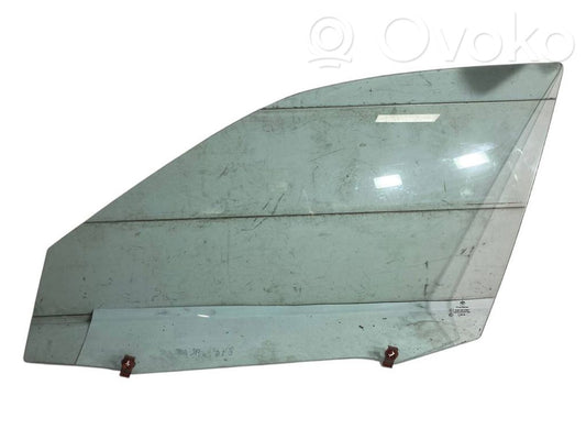 Стекло передней двери (для четырехдверного автомобиля)