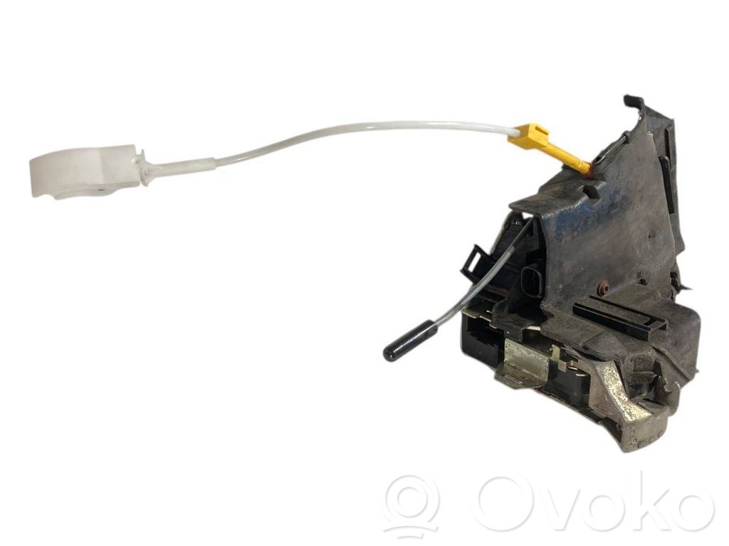 Priekšpusē slēdzene