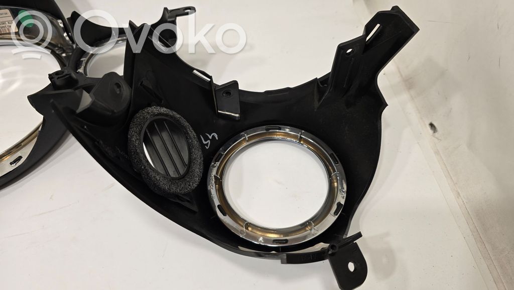 Paneļa dekoratīvās apdares vairogs (centrālais)