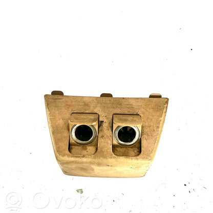 12 V ligzda (aizmugure)