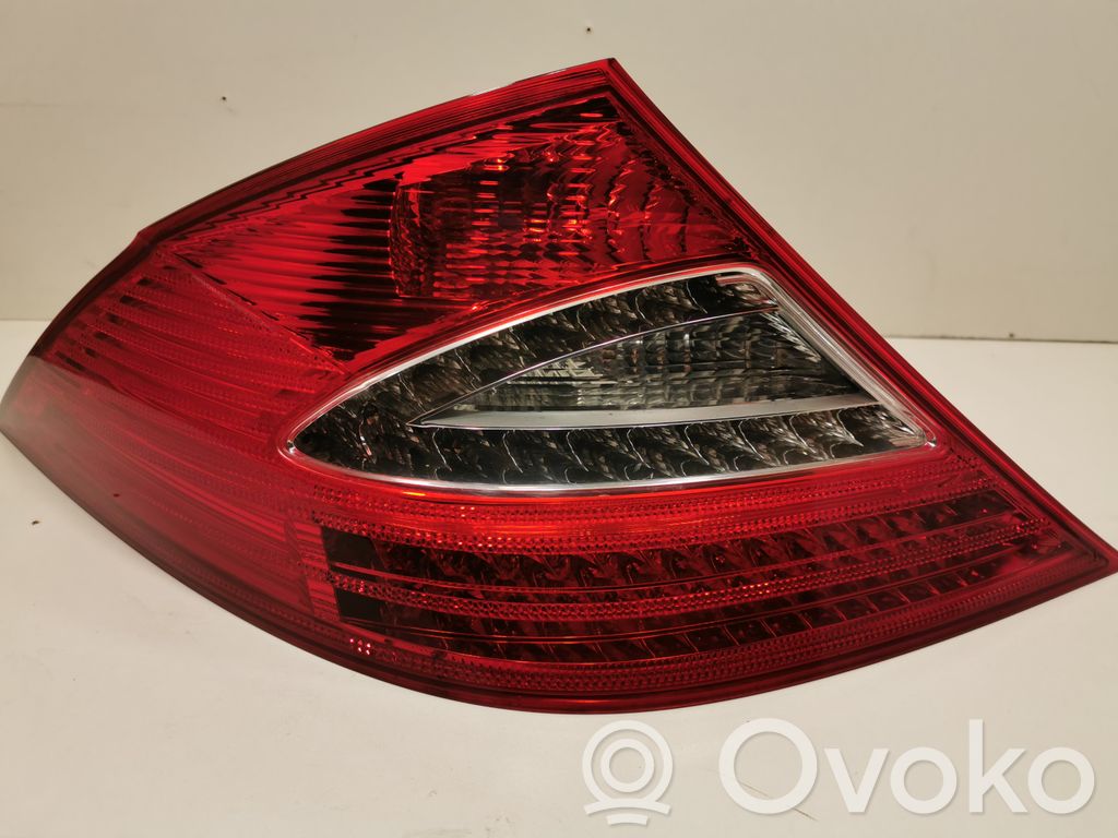 Aizmugurējais lukturis virsbūvē