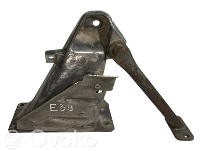 Engine mounting bracket