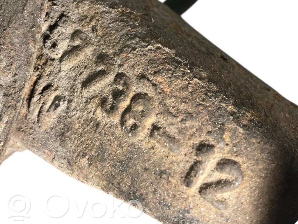 Aizmugurē riteņa rumbas vārpstas šarnīrs (stupica, capfa)