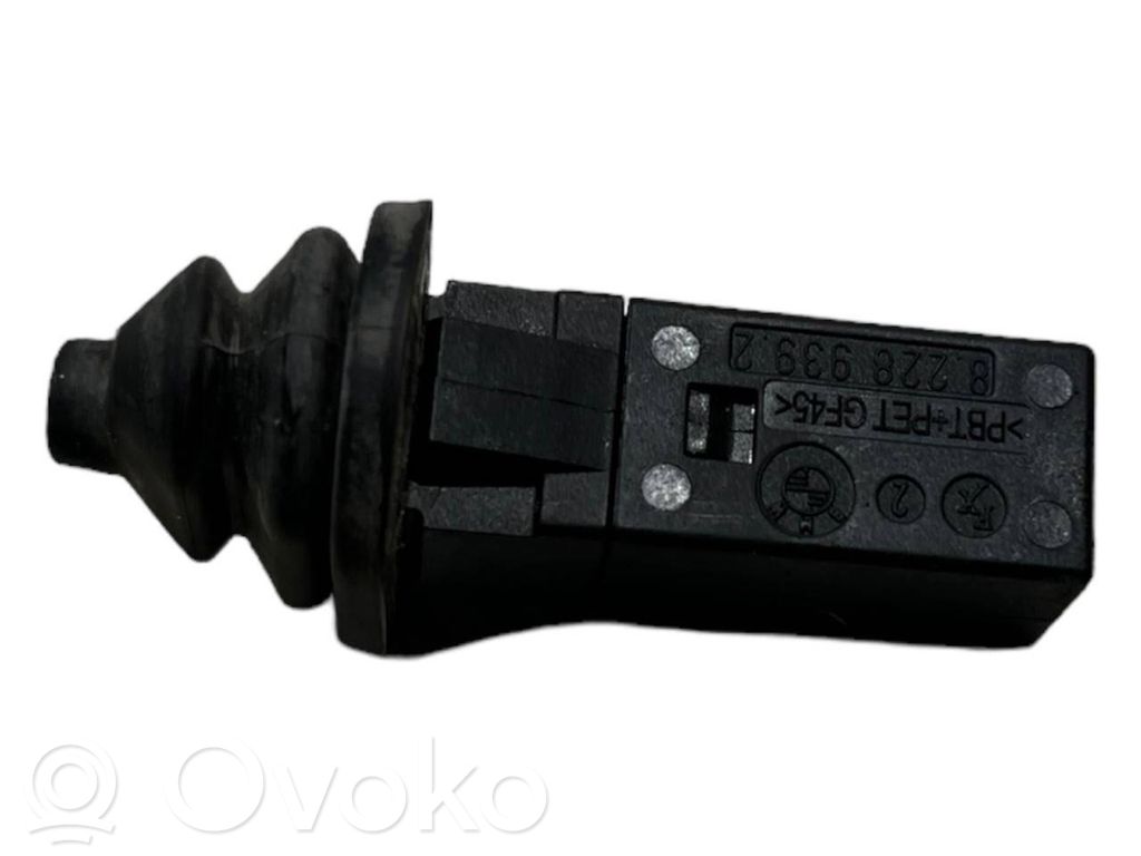 Degvielas tvertnes atvēršanas slēdzis