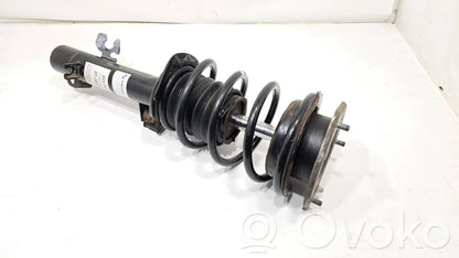 Priekšpusē amortizators ar atsperi