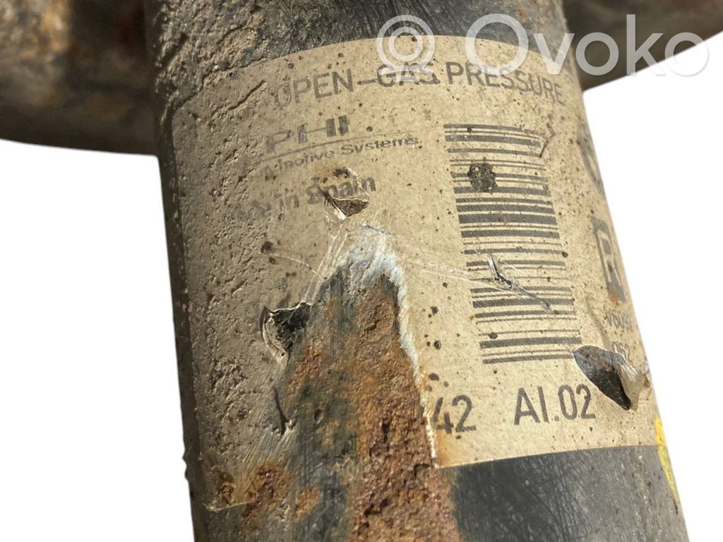 Priekšpusē amortizators ar atsperi