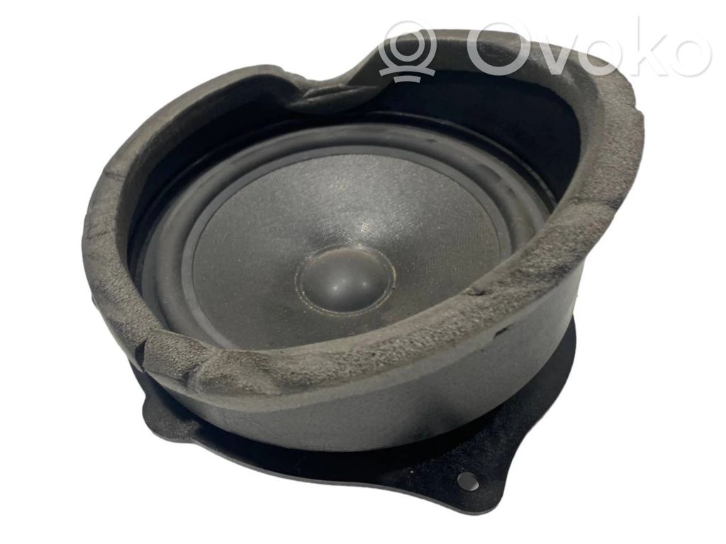 Skaļrunis (-i) priekšējās durvīs