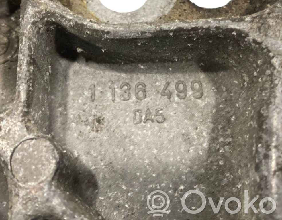Transmission mounting bracket
