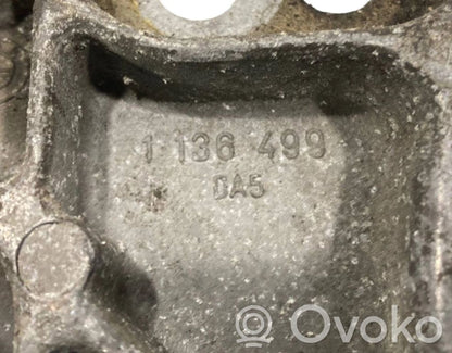 Transmission mounting bracket