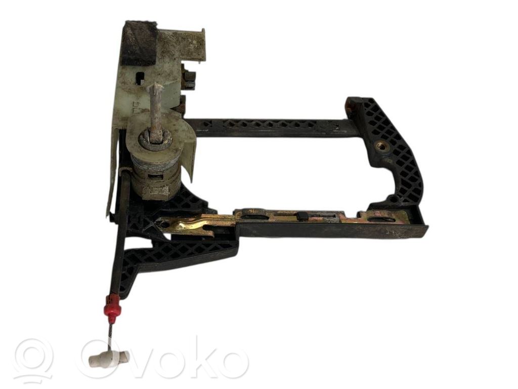 Priekšpusē turētājs / kronšteins ārējam atvēršanas rokturim