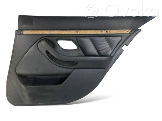 Apšuvums aizmugurējām durvīm