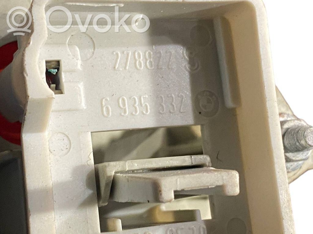 Aizmugurējais lukturis pārsegā