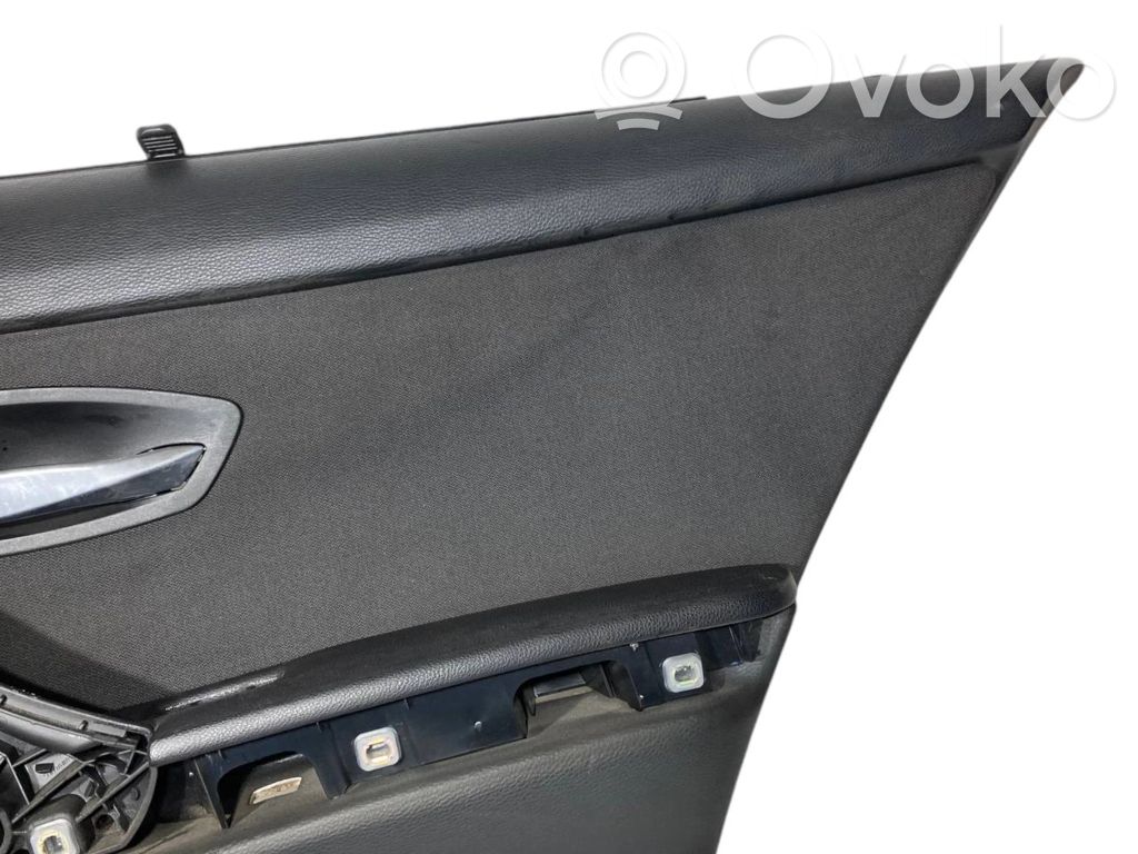 Apšuvums aizmugurējām durvīm