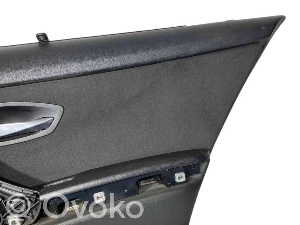 Apšuvums aizmugurējām durvīm