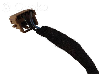 Aizmugurējo durvju vadu instalācija