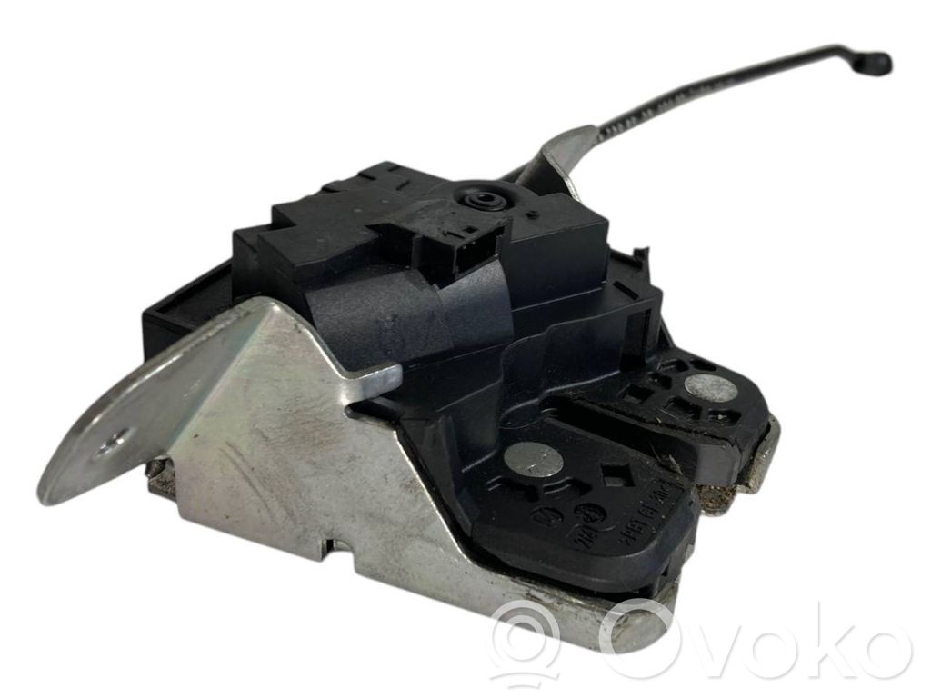 Aizmugurējā pārsega slēdzene