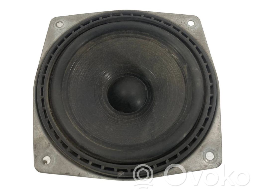 Skaļrunis priekšējā panelī