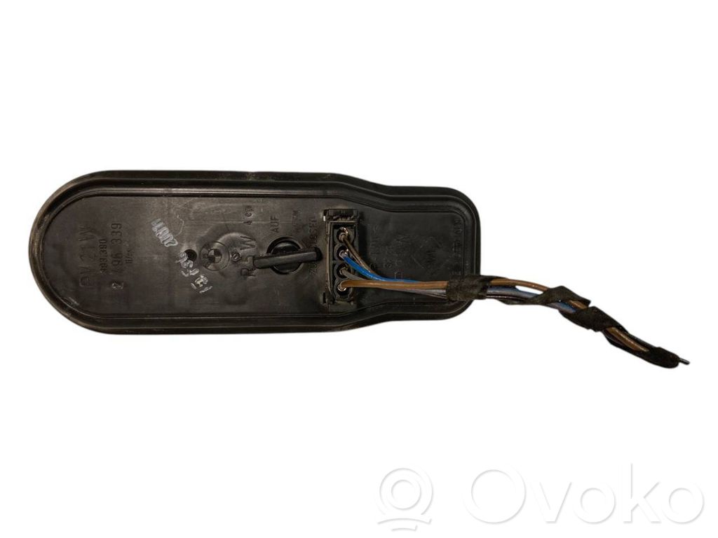 Держатель крышки заднего фонаря