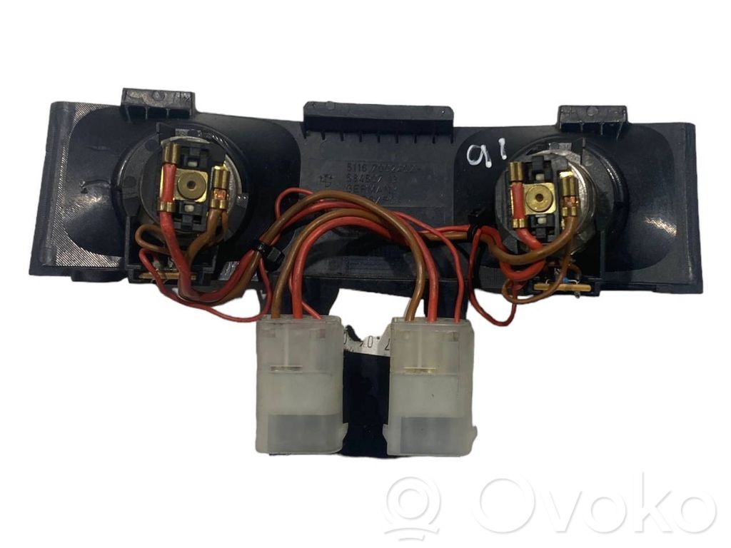 Cigarešu aizdedzināmais aizmugurē