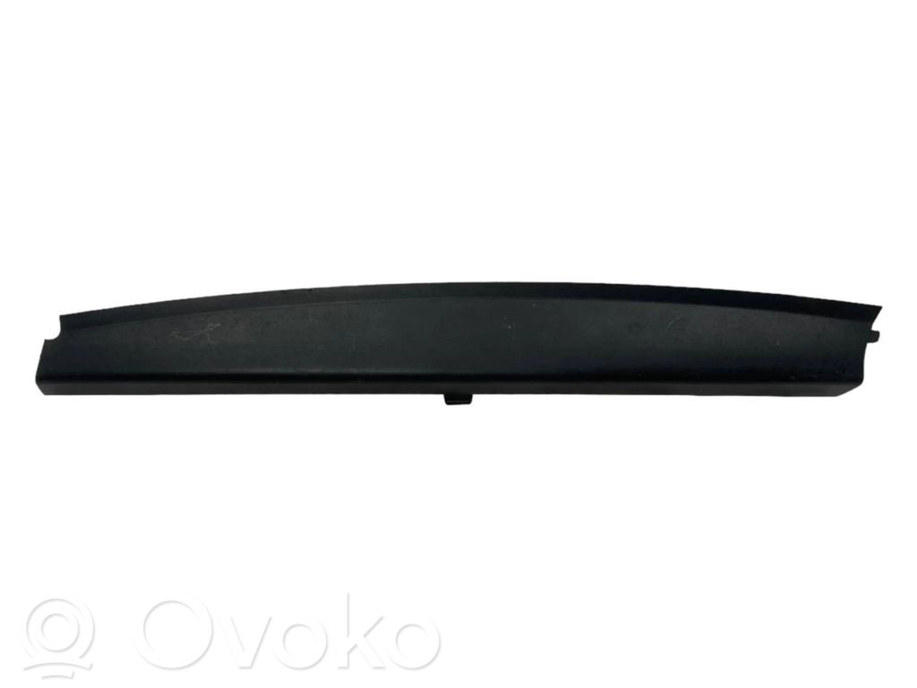 Aizmugurē logu aizkars