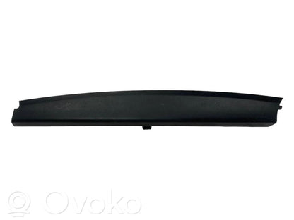 Aizmugurē logu aizkars