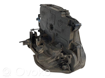 Priekšpusē slēdzene