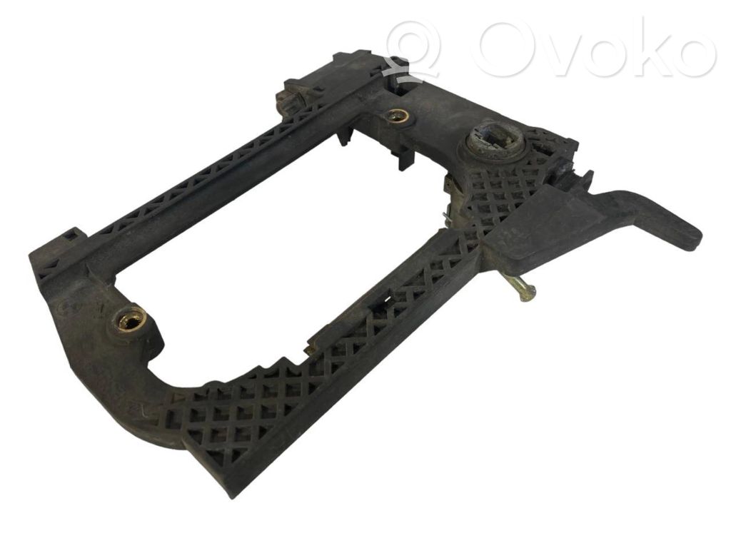 Priekšpusē turētājs / kronšteins ārējam atvēršanas rokturim