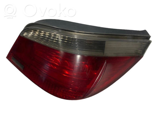 Задний фонарь в кузове