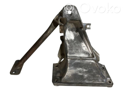 Engine mounting bracket