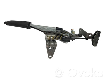 Rokas bremzes mehānisms (salonā)