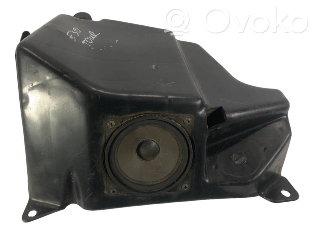 Skaļrunis (-i) aizmugurējā palodzē