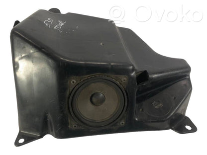 Skaļrunis (-i) aizmugurējā palodzē