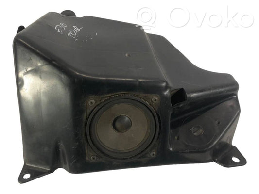 Skaļrunis (-i) aizmugurējā palodzē