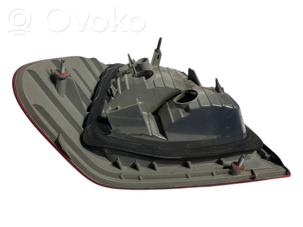 Aizmugurējais lukturis virsbūvē