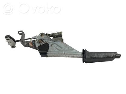 Rokas bremzes mehānisms (salonā)