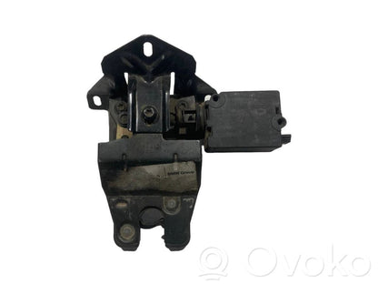 Aizmugurējā pārsega slēdzene