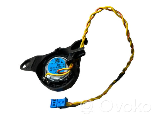 Augsto frekvenču skaļrunis (-i) priekšējās durvīs