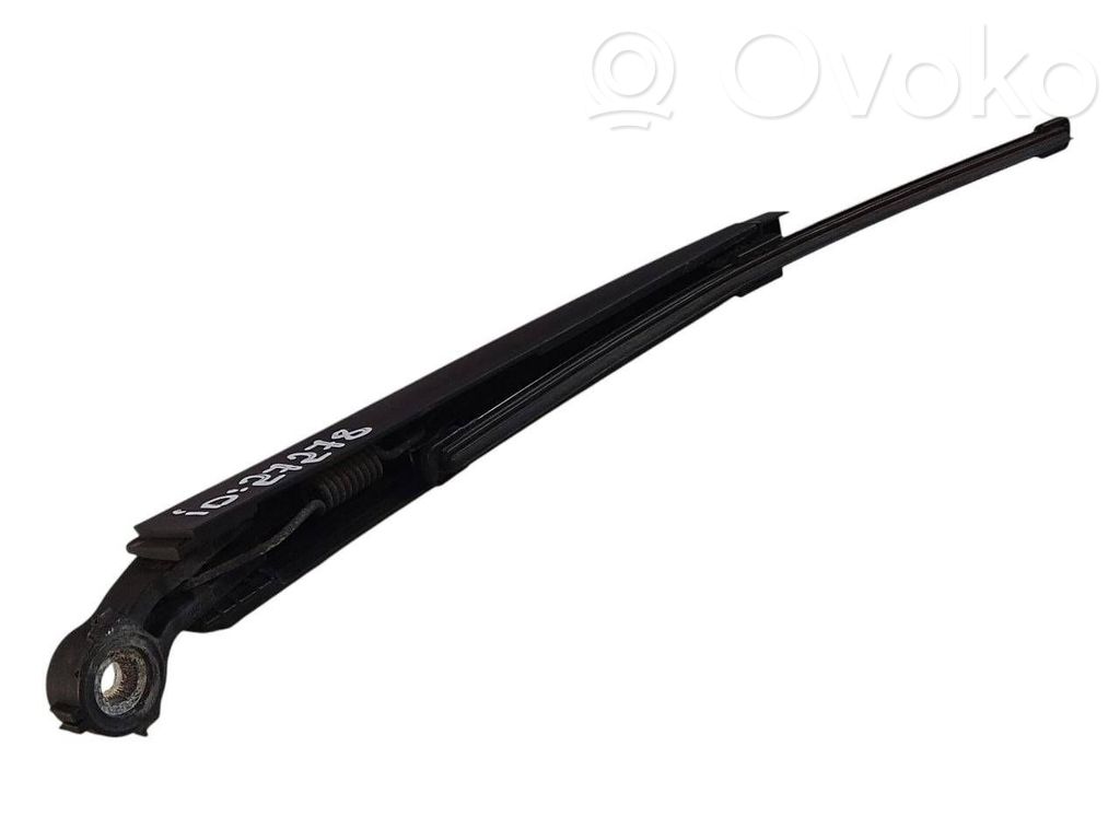 Aizmugurējā loga tīrītāja kājiņa