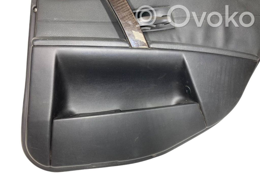 Apšuvums aizmugurējām durvīm