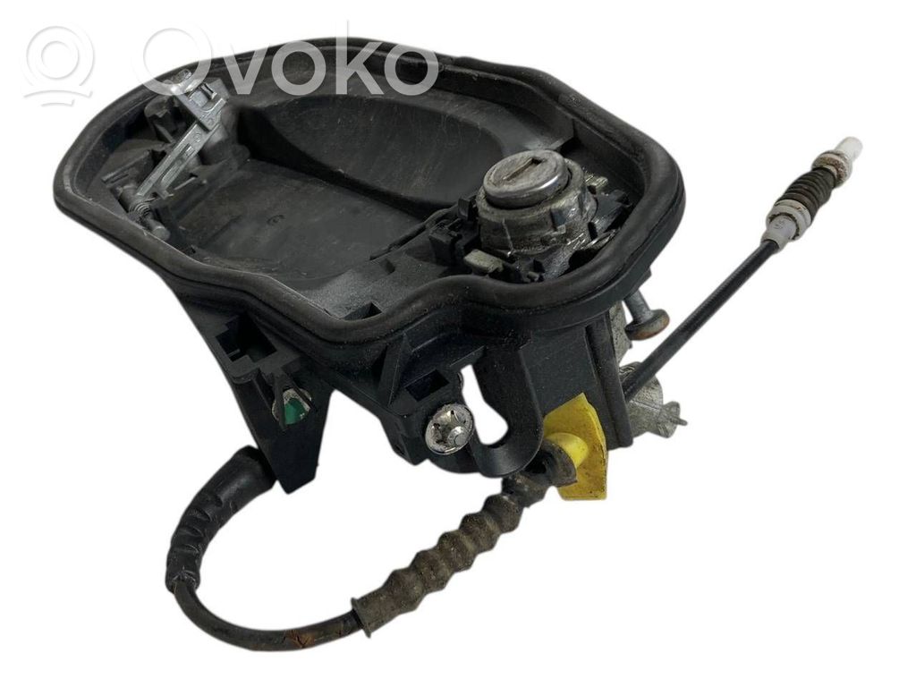 Priekšpusē turētājs / kronšteins ārējam atvēršanas rokturim