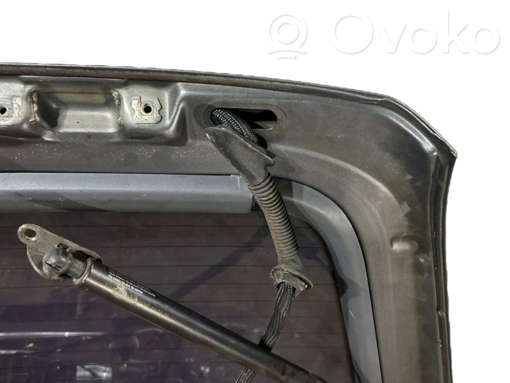 Задняя крышка (багажник)