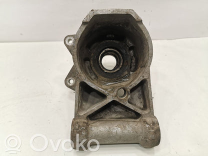 Aizmugurē riteņa rumbas vārpstas šarnīrs (stupica, capfa)