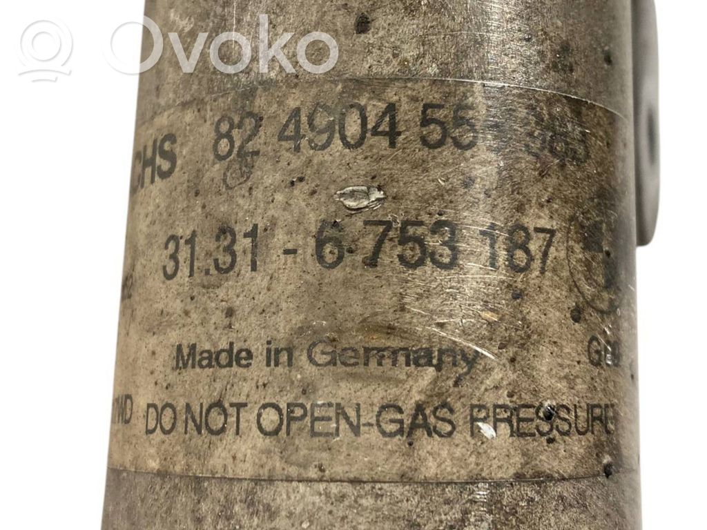 Priekšpusē amortizators ar atsperi