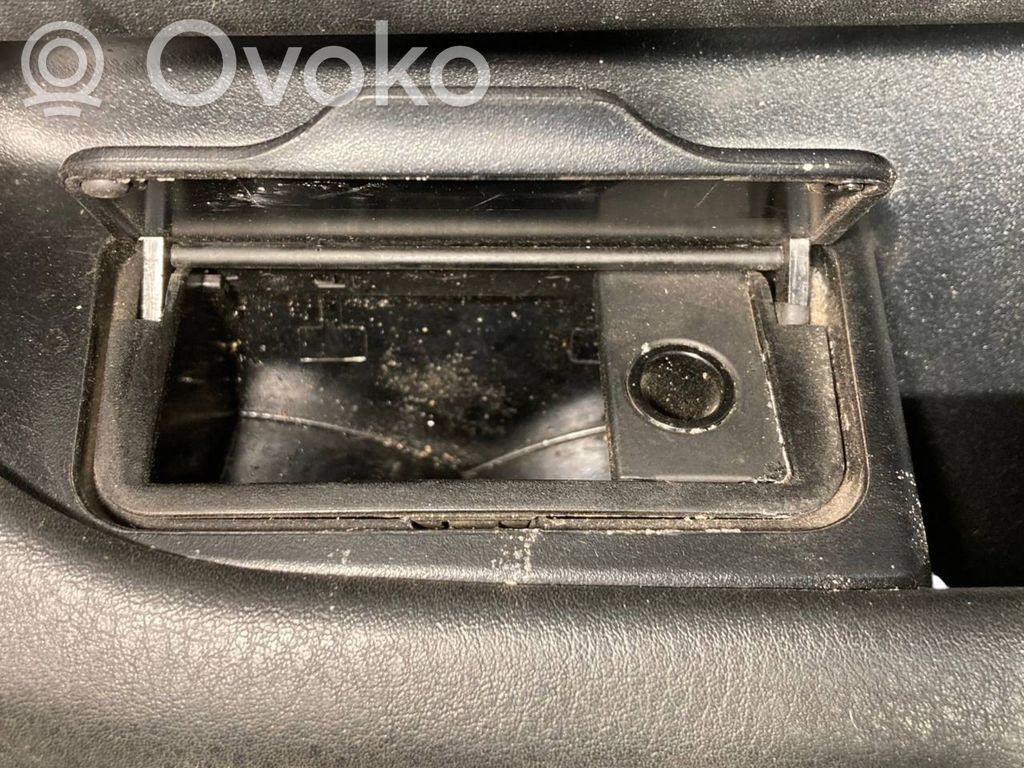 Apšuvums aizmugurējām durvīm