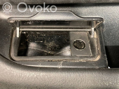 Apšuvums aizmugurējām durvīm