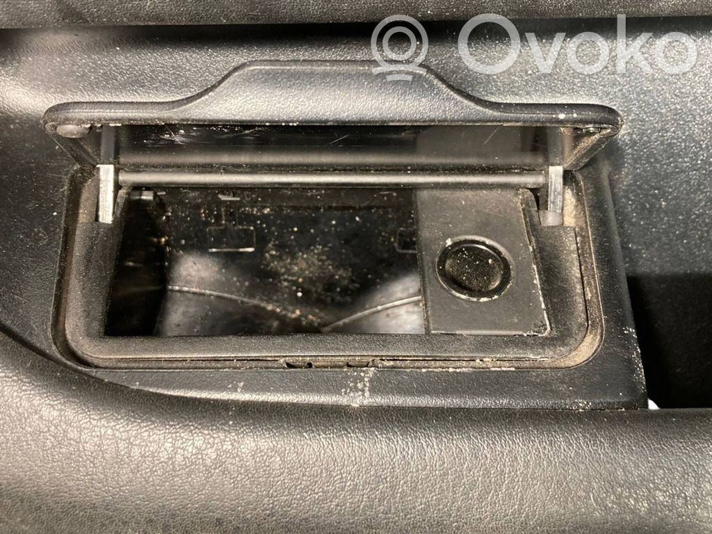 Apšuvums aizmugurējām durvīm