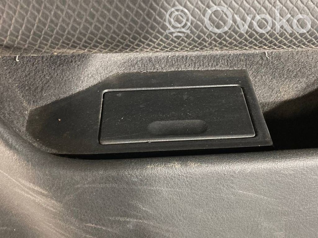 Apšuvums aizmugurējām durvīm