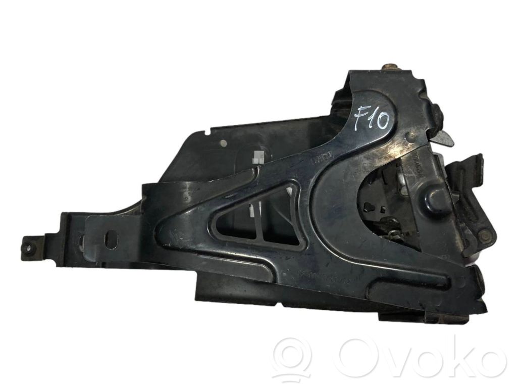 Dzinēja pārsega slēdzene